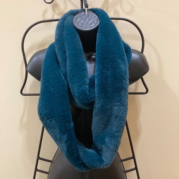 2 for 1! Lane Bryant Faux Fur Infinity Scarves, Burgundy and Teal (NWT) - Picture 8 of 13
